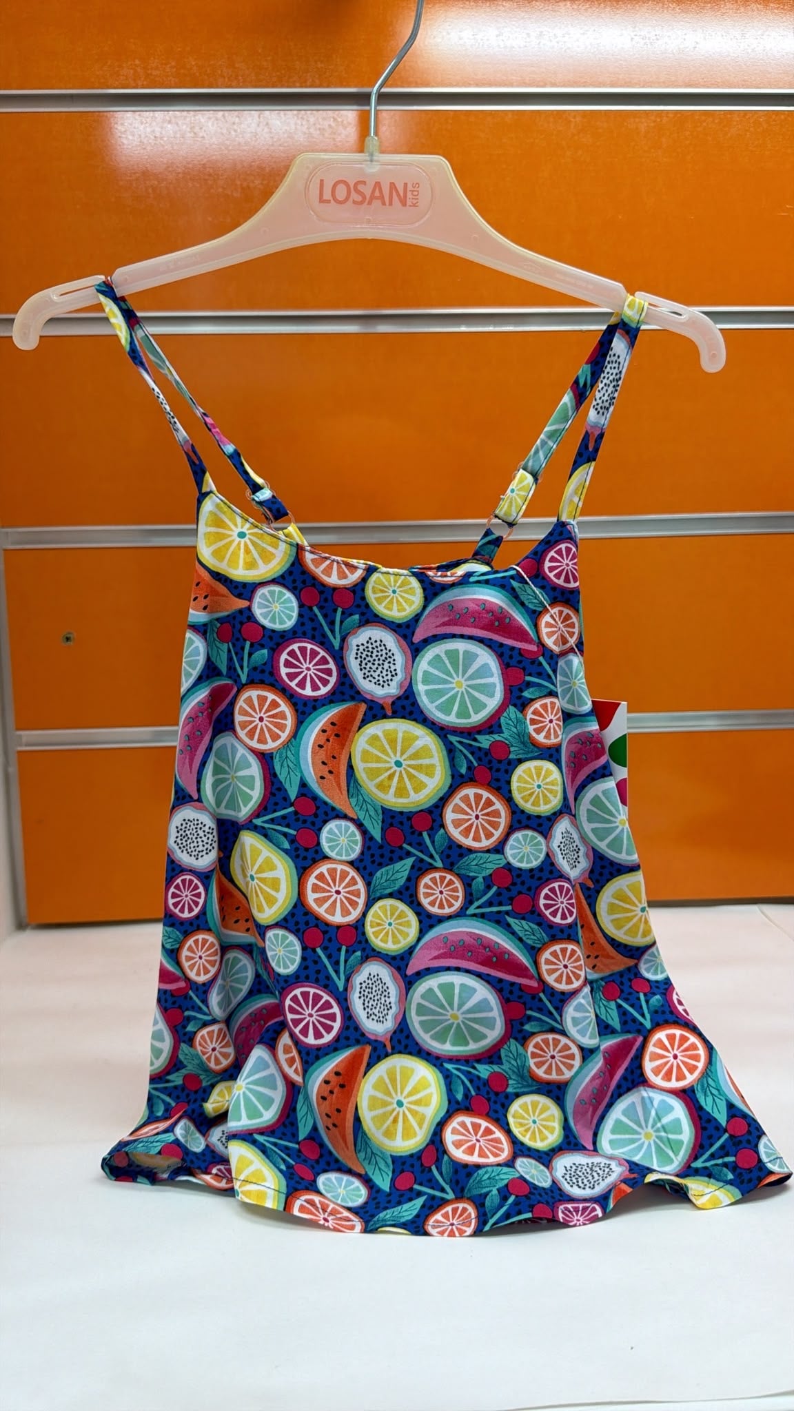 Camiseta niña Losan azul con estampado de frutas — fotografía del producto