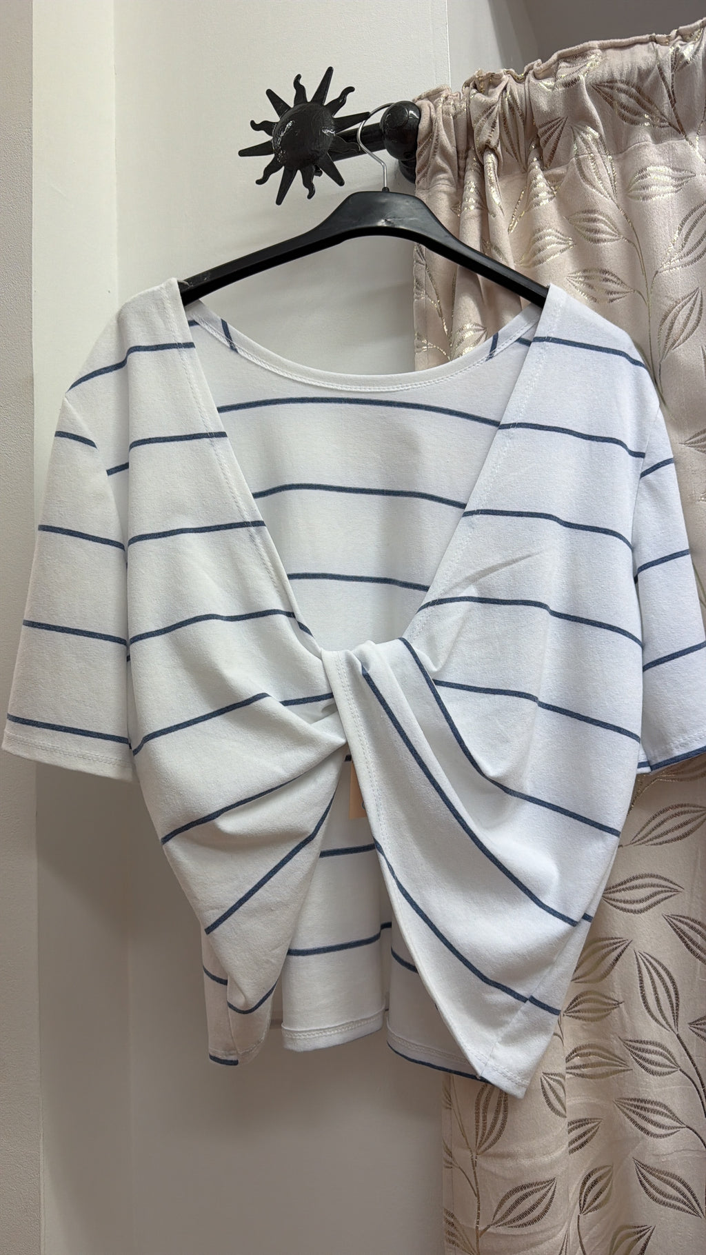 Camiseta blanca de rayas azules con espalda anudada — fotografía del producto