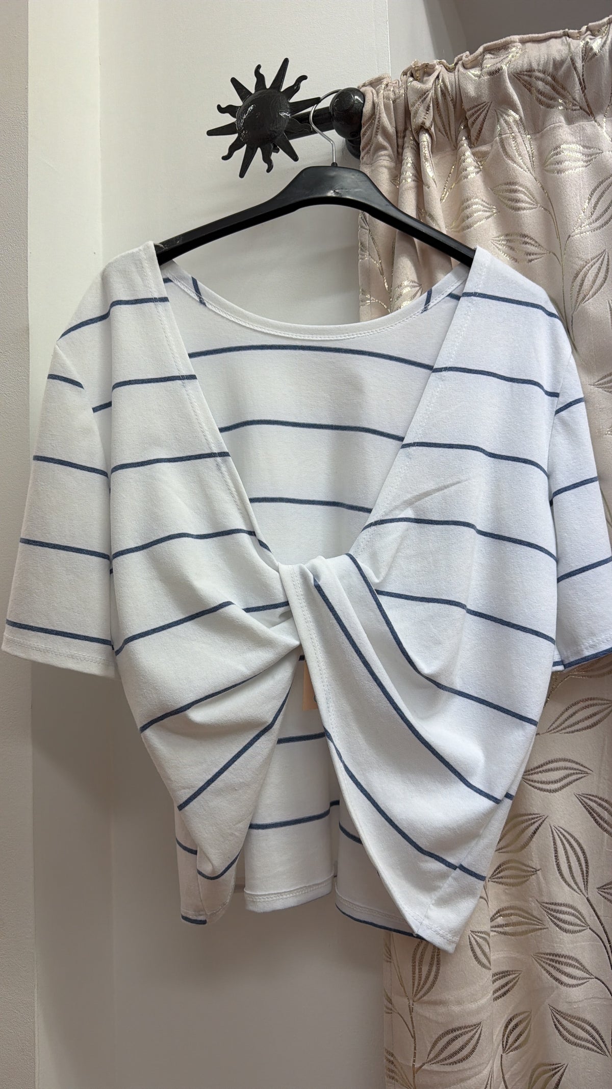 Camiseta blanca de rayas azules con espalda anudada — fotografía del producto