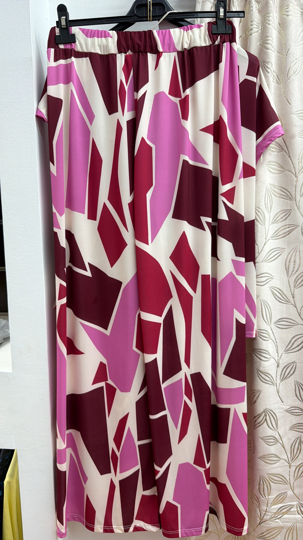 Conjunto geométrico fucsia con top de nudo lateral — fotografía del producto