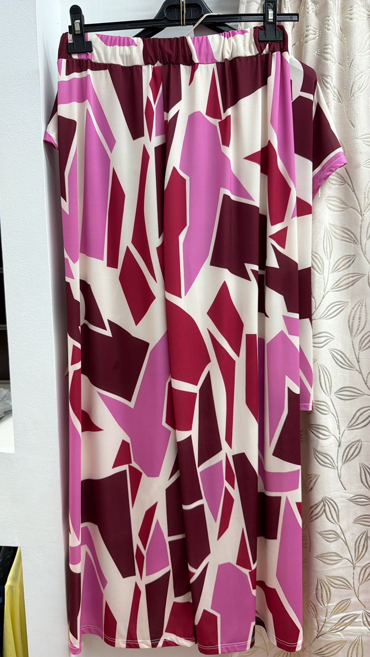Conjunto geométrico fucsia con top de nudo lateral — fotografía del producto