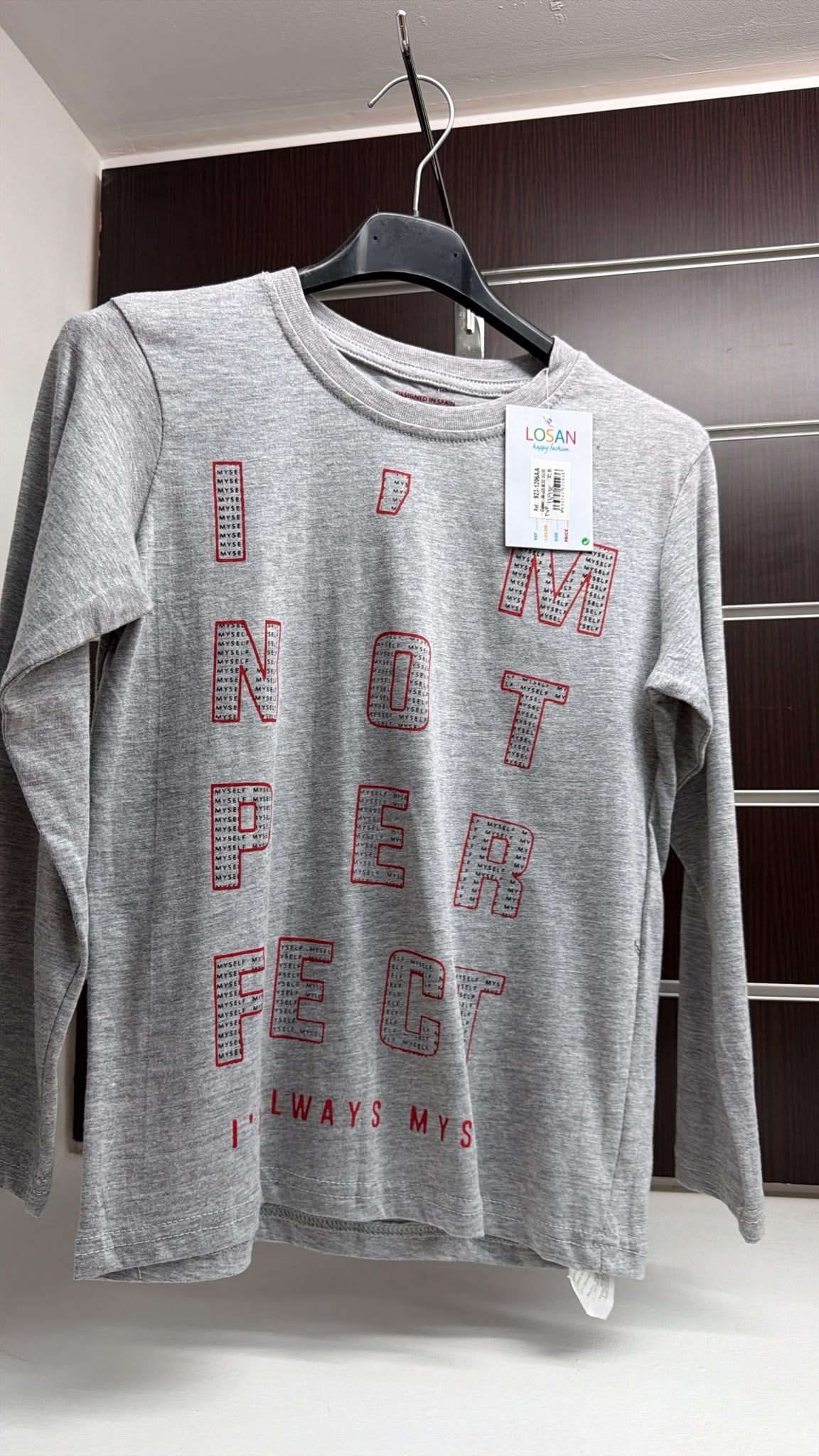 Camiseta juvenil gris de manga larga Not Perfect — fotografía del producto