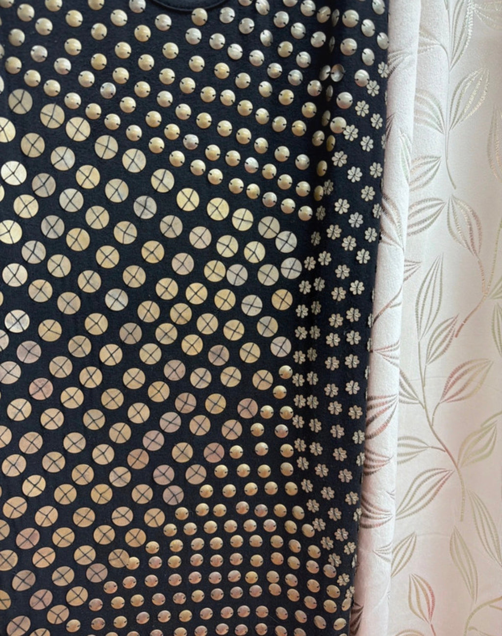 Vestido negro sin mangas con aplicaciones metálicas — fotografía del producto