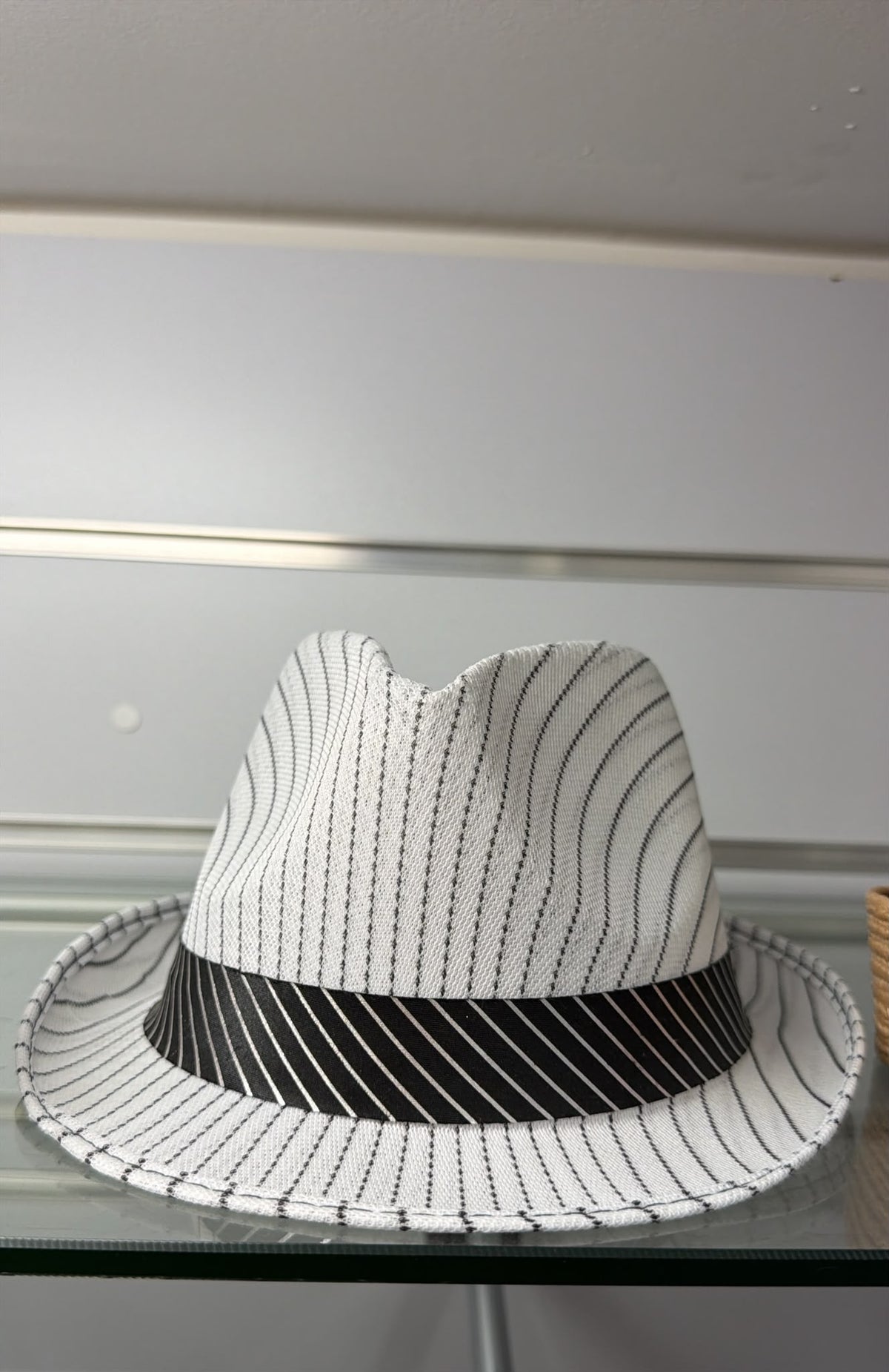 Sombrero blanco de rayas negras — fotografía del producto