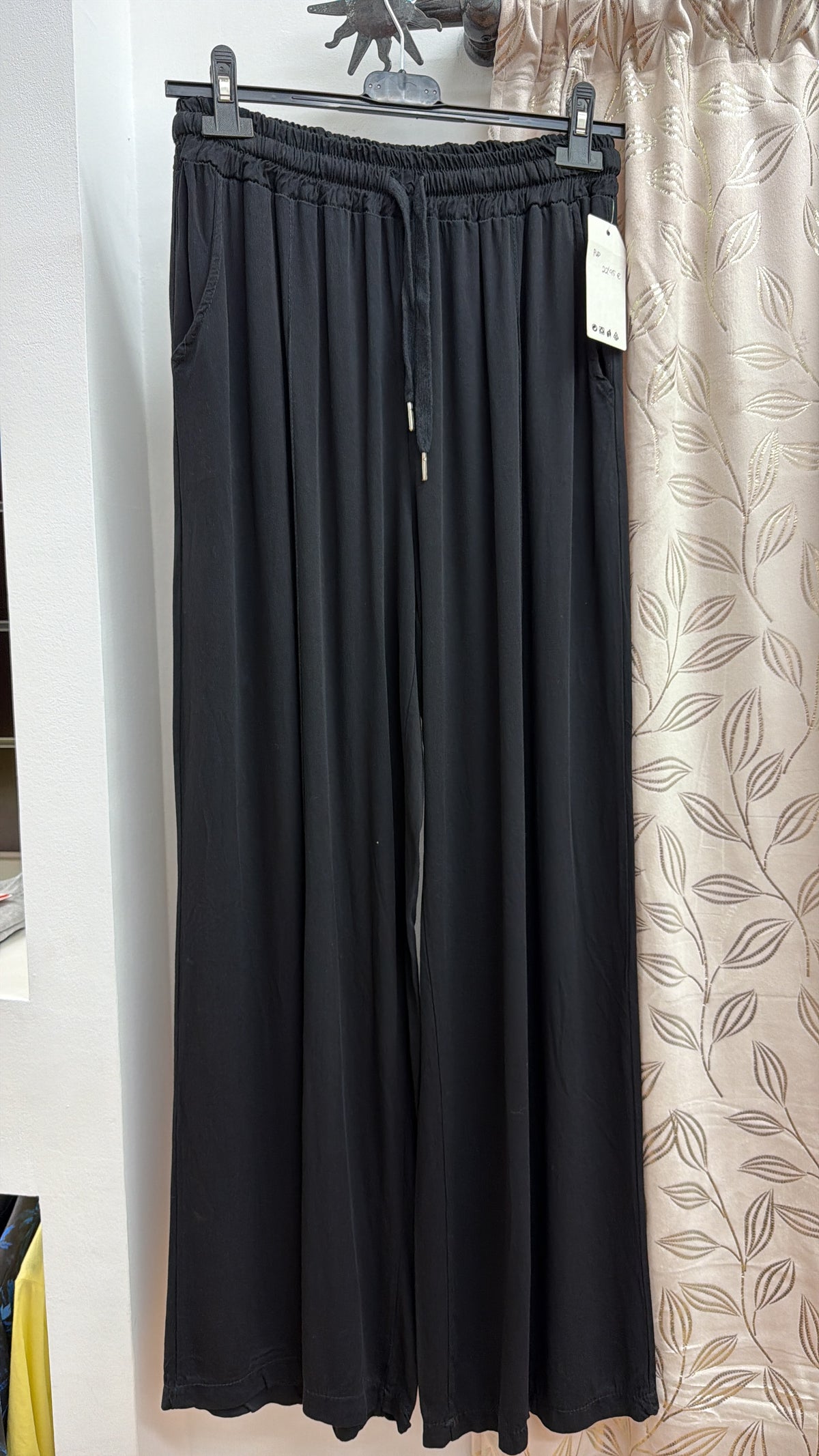 Pantalón palazzo negro con cordón — fotografía del producto