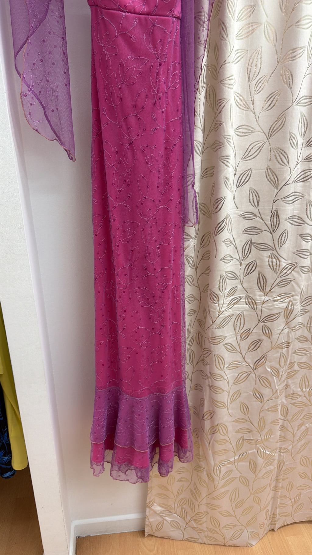 Vestido largo de fiesta rosa bordado con chal de tul — fotografía del producto