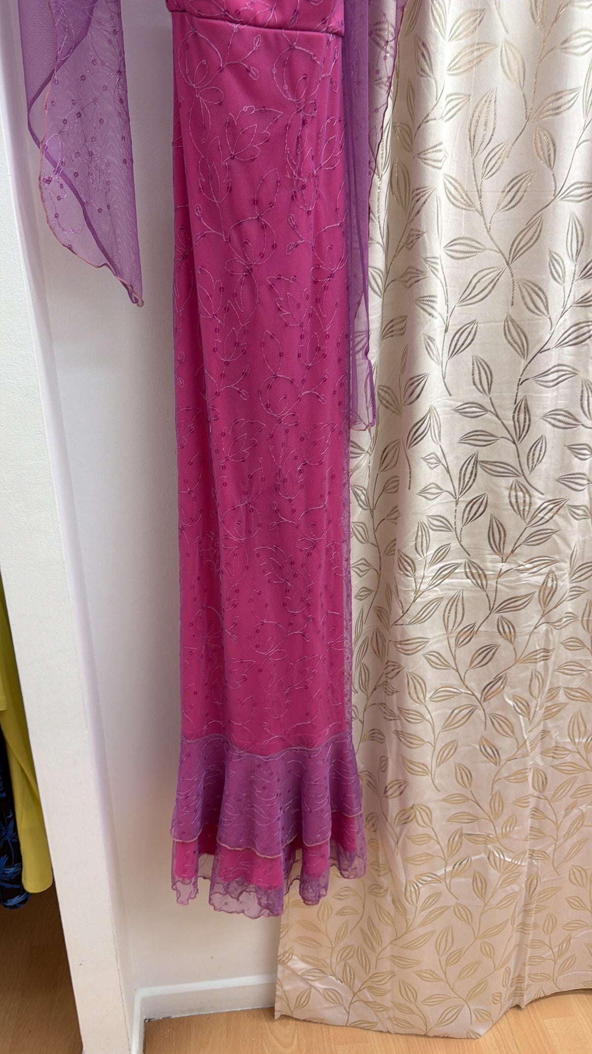 Vestido largo de fiesta rosa bordado con chal de tul — fotografía del producto
