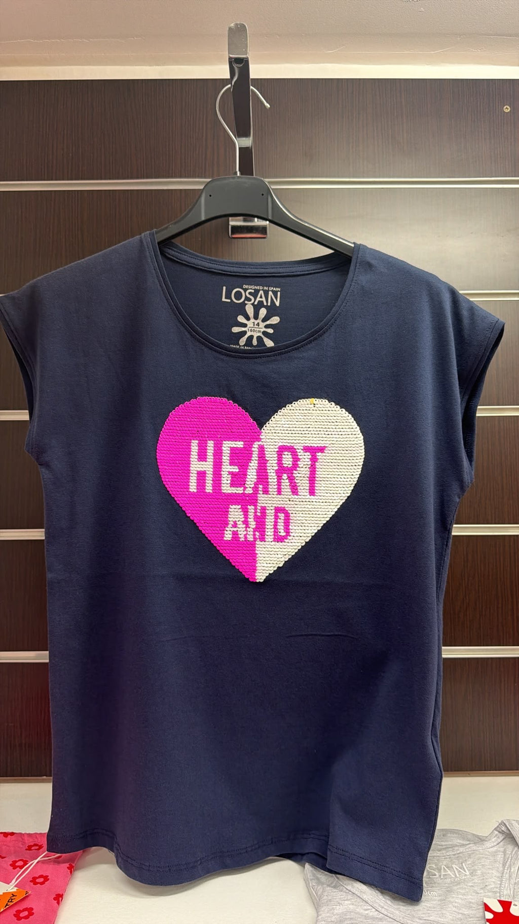 Camiseta niña Losan con corazón de lentejuelas — fotografía del producto