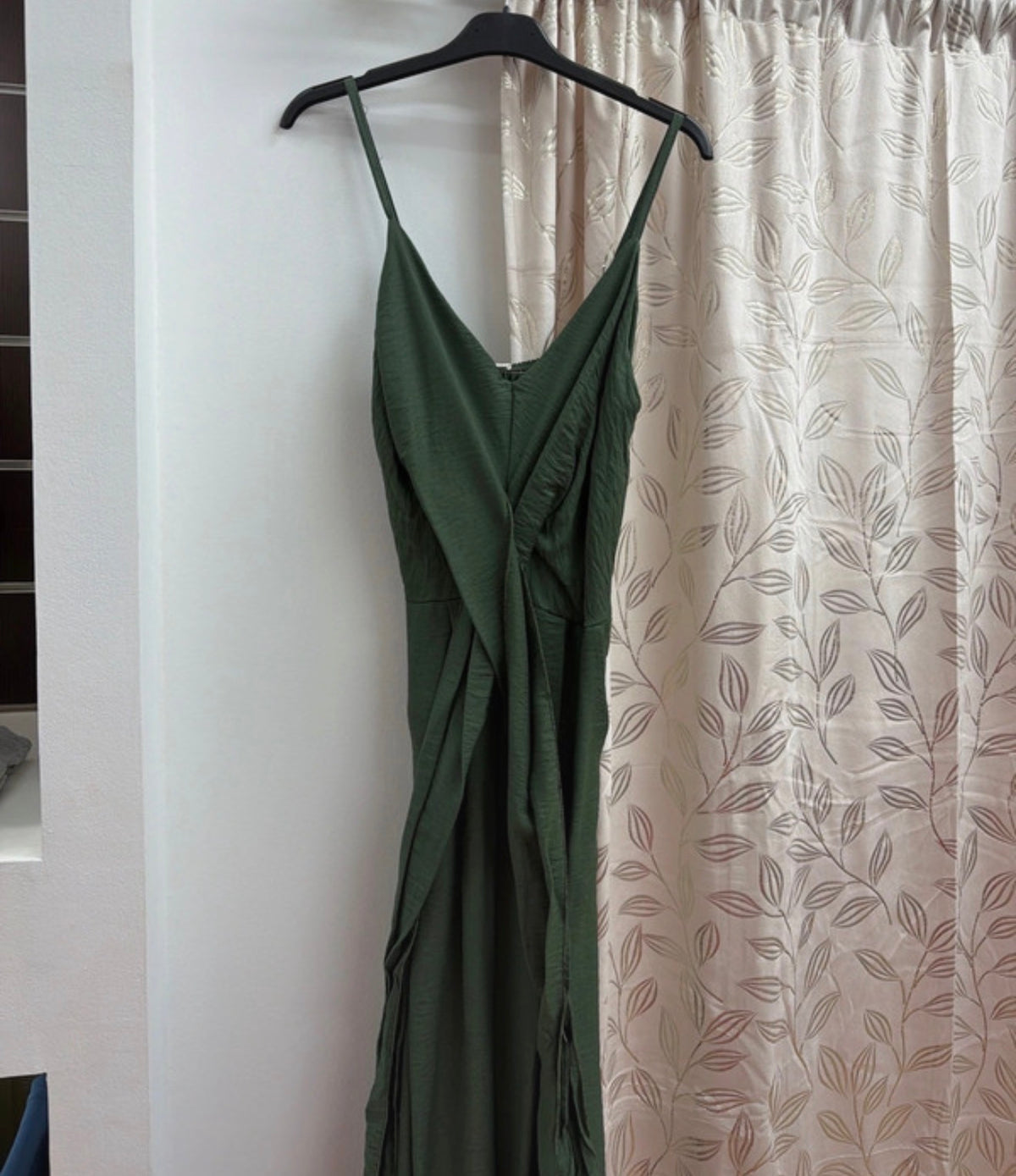 Mono largo verde con drapeado lateral — fotografía del producto