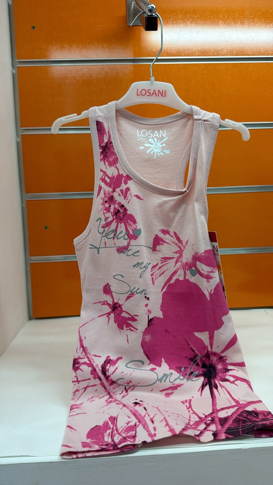 Camiseta niña Losan rosa con estampado floral — fotografía del producto