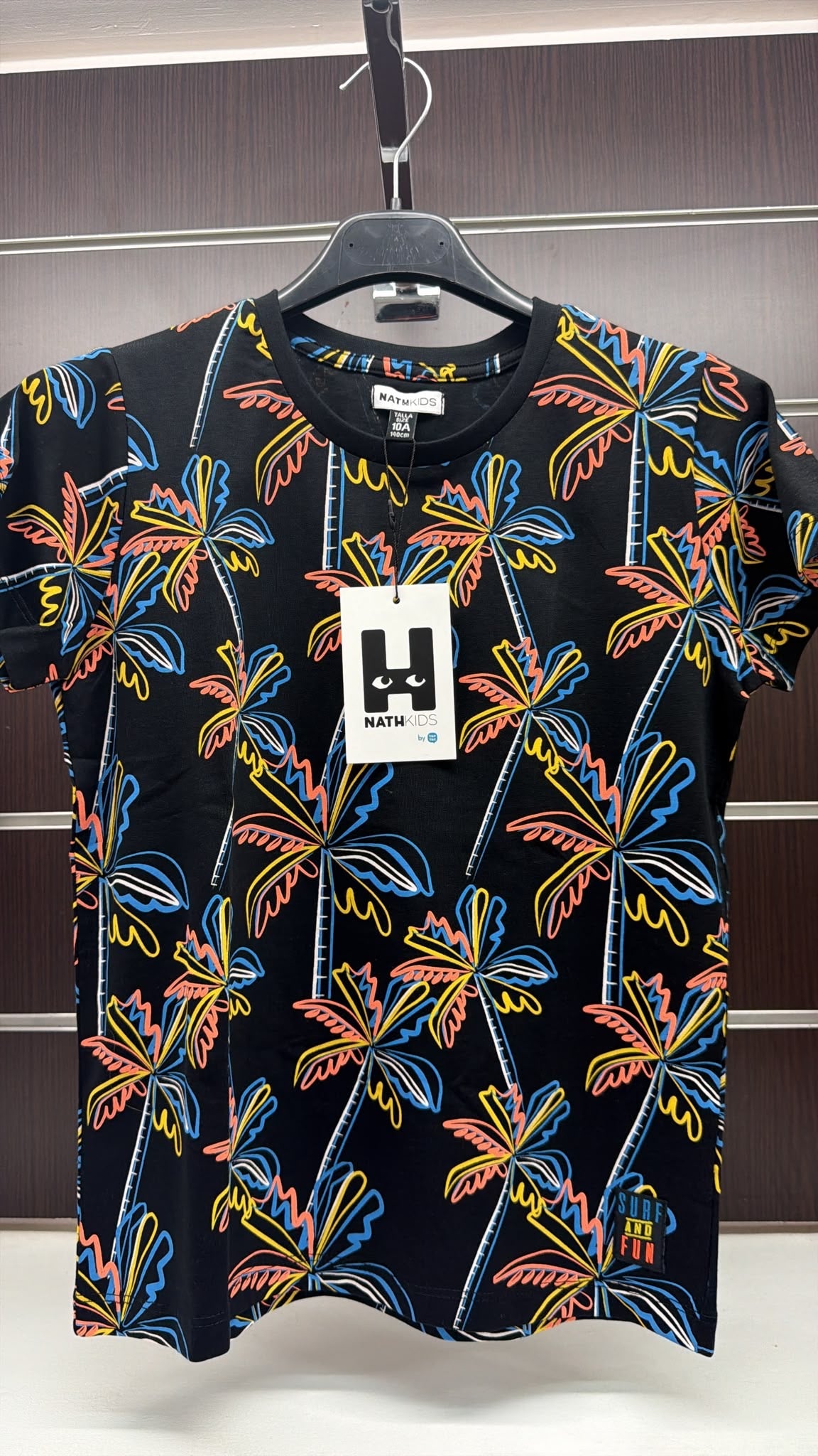 Camiseta niño Nath Kids negra con palmeras multicolor — fotografía del producto