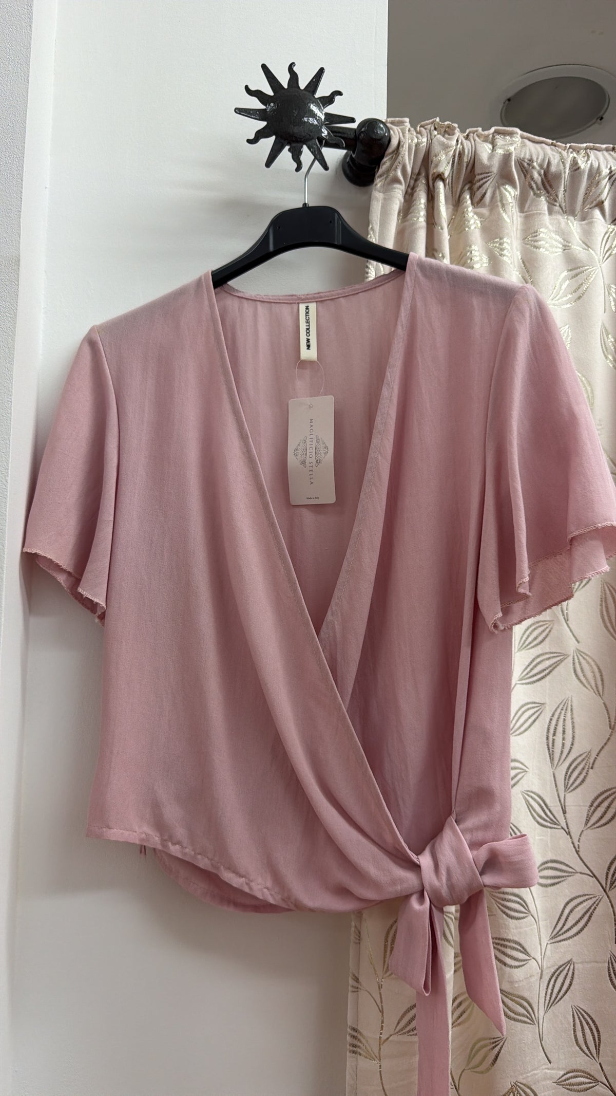 Camiseta rosa cruzada con lazada lateral — fotografía del producto