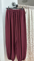 Pantalón bombacho de mujer color burdeos — fotografía del producto