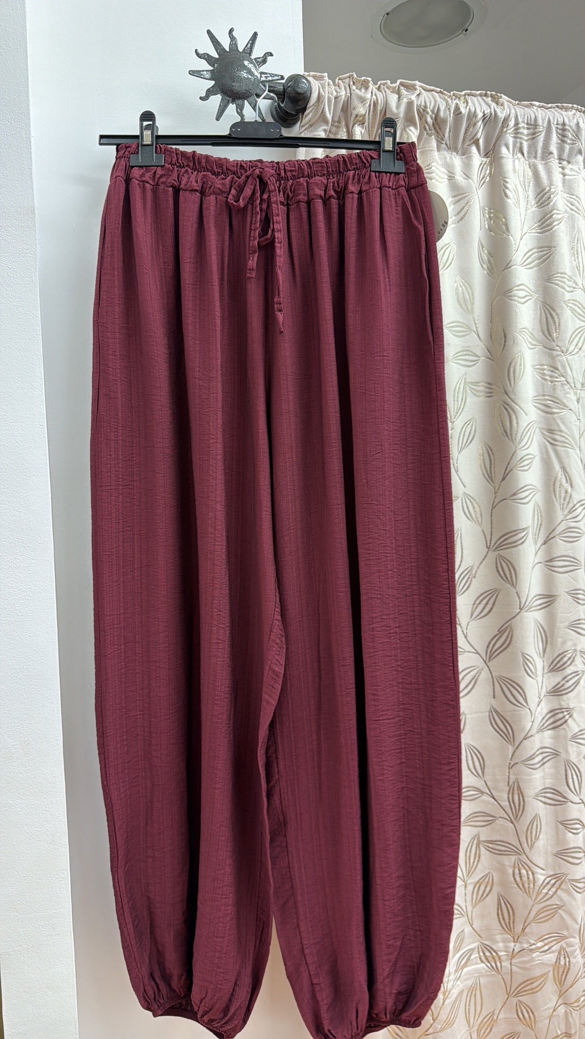 Pantalón bombacho de mujer color burdeos — fotografía del producto