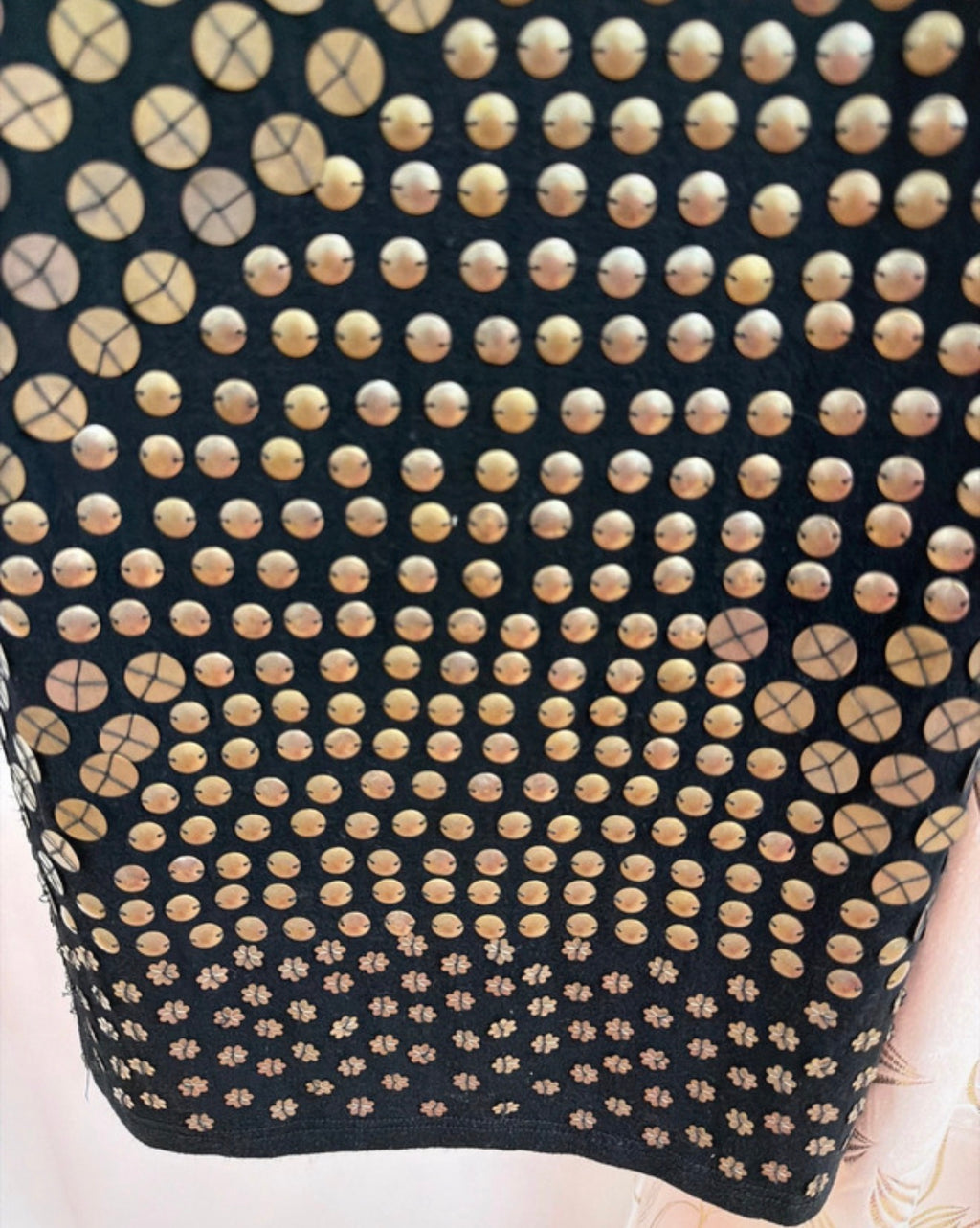 Vestido negro sin mangas con aplicaciones metálicas — fotografía del producto
