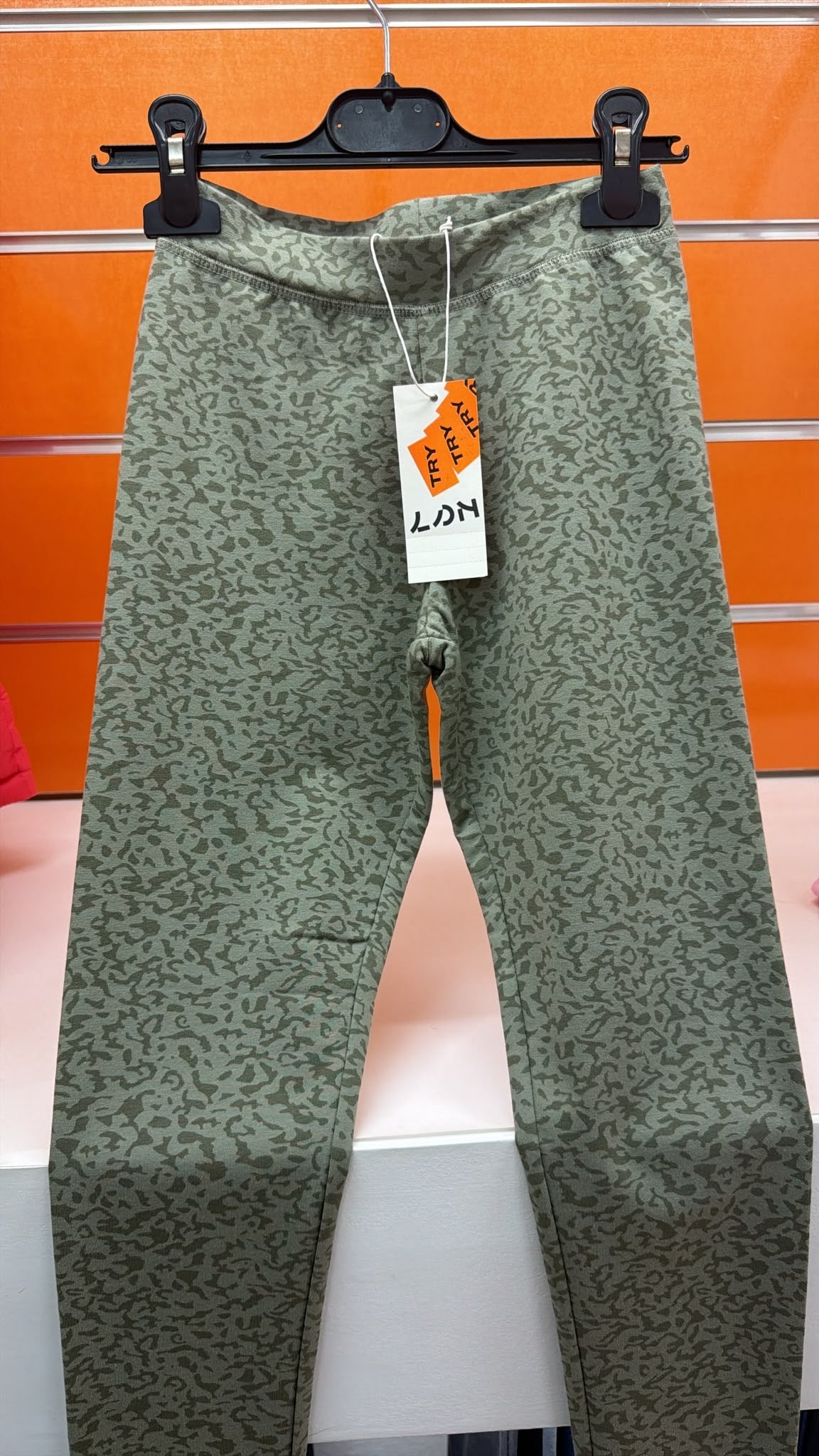 Leggings largos estampados caqui para niña — fotografía del producto