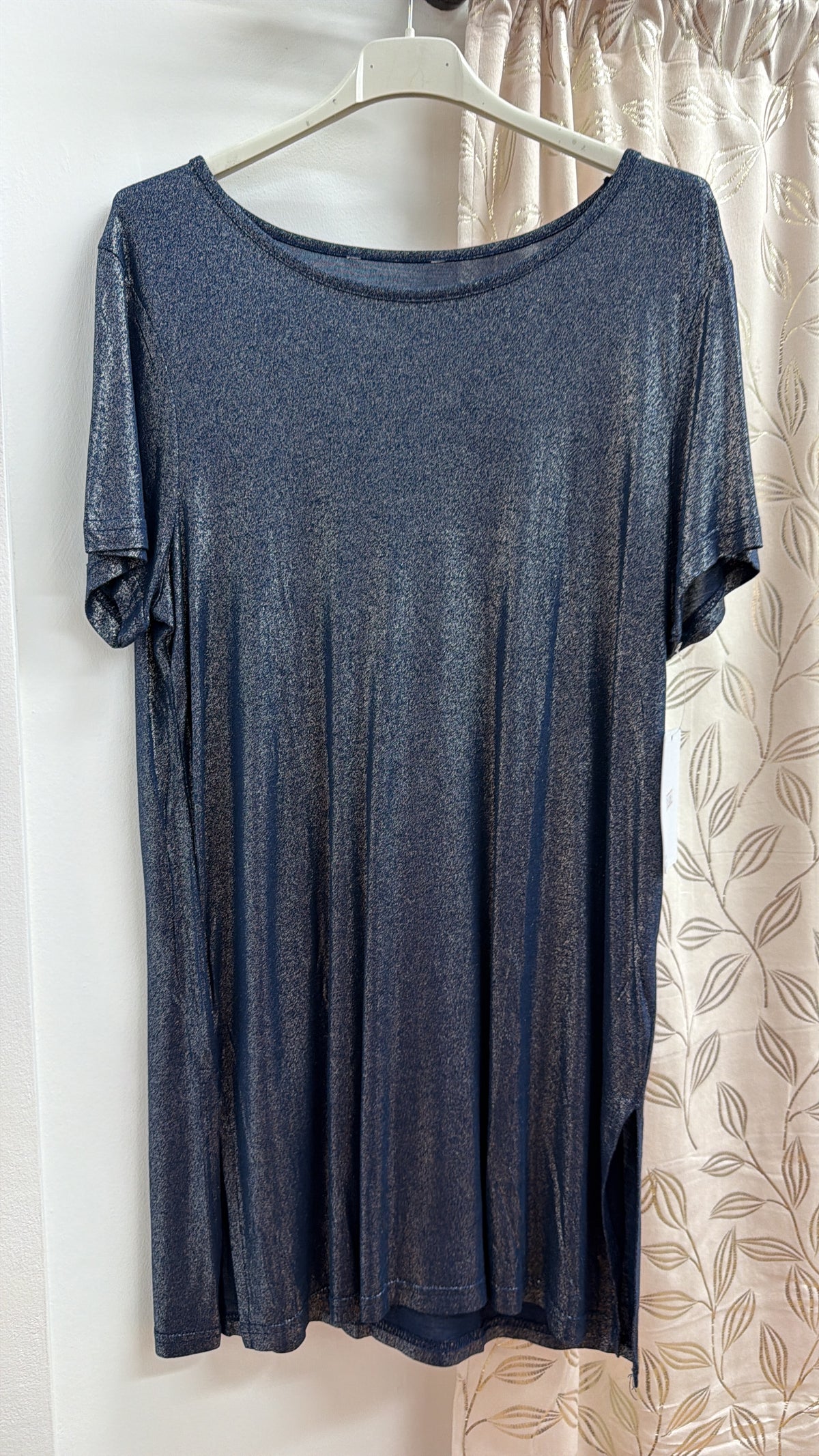 Camiseta metalizada azul de manga corta — fotografía del producto