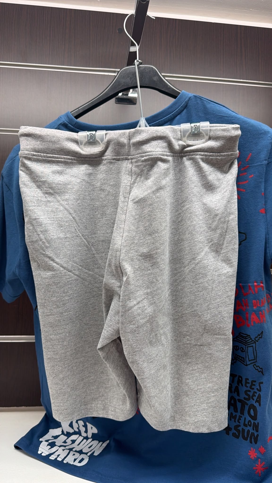 Conjunto juvenil Losan camiseta azul y bermuda gris — fotografía del producto