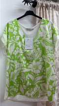 Camiseta verde y blanca con estampado floral — fotografía del producto