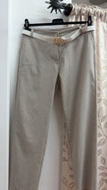 Pantalón recto pata de gallo beige con cinturón blanco — fotografía del producto