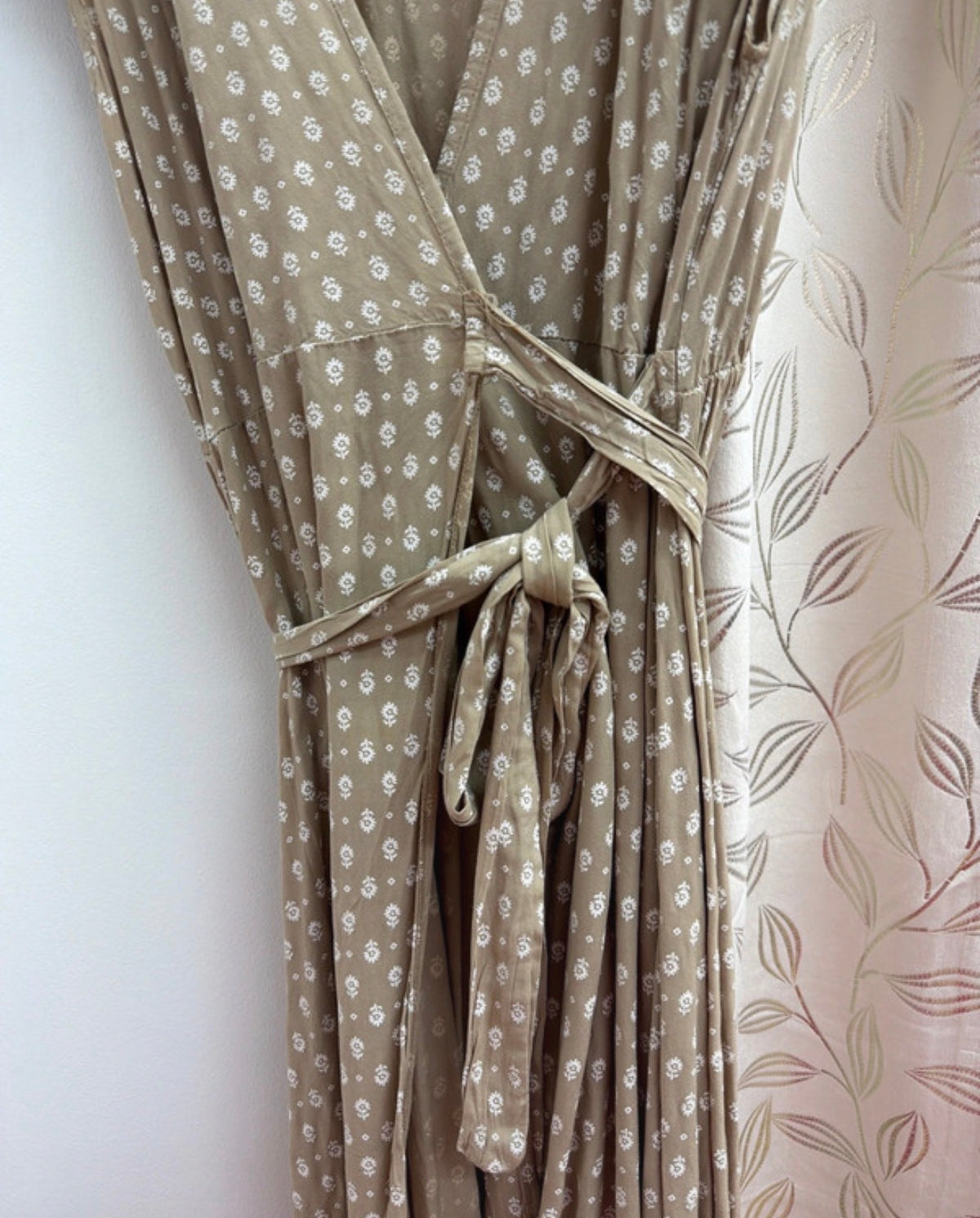Vestido cruzado beige con cinturón — fotografía del producto
