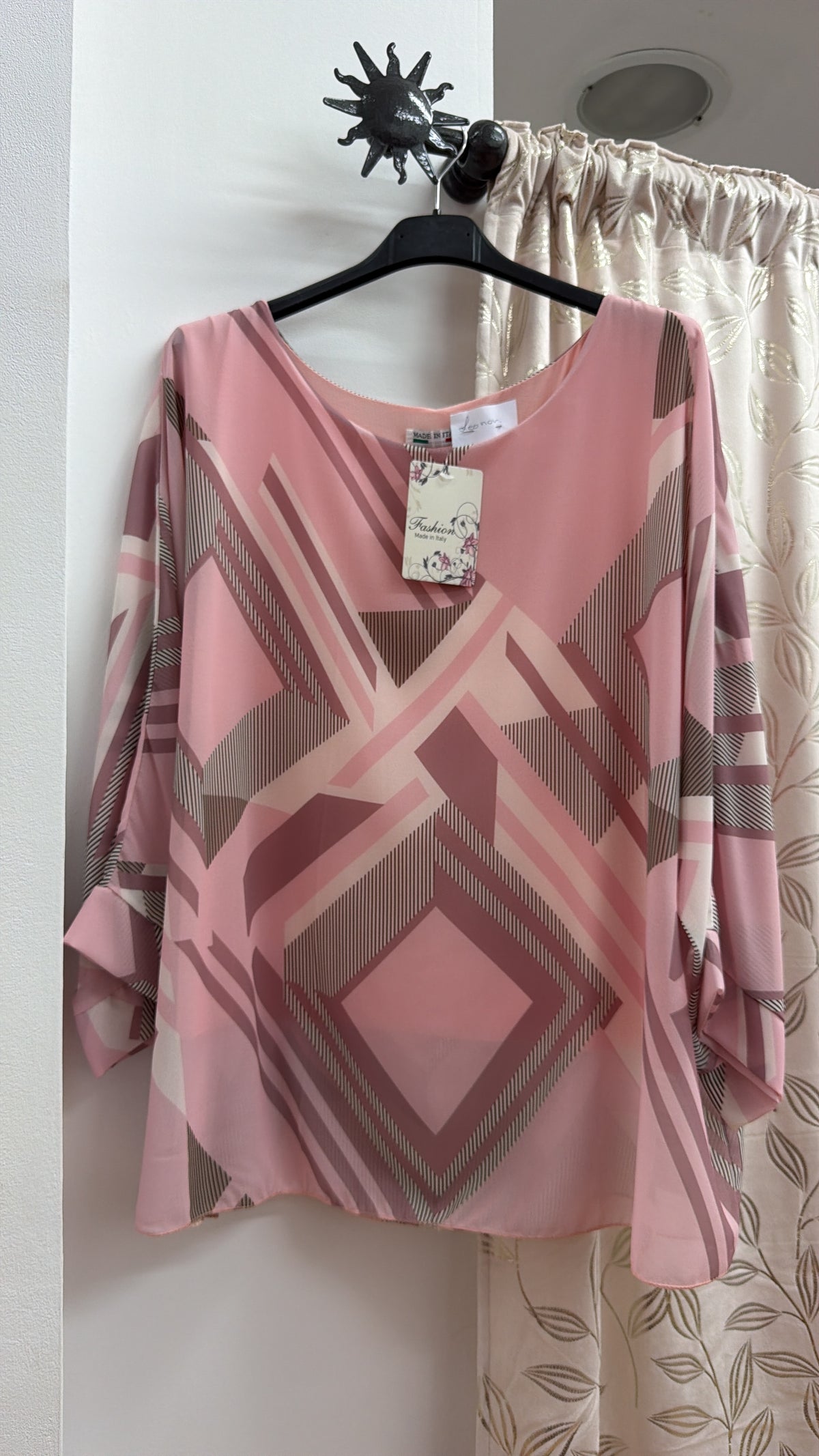 Blusa rosa con estampado geométrico — fotografía del producto