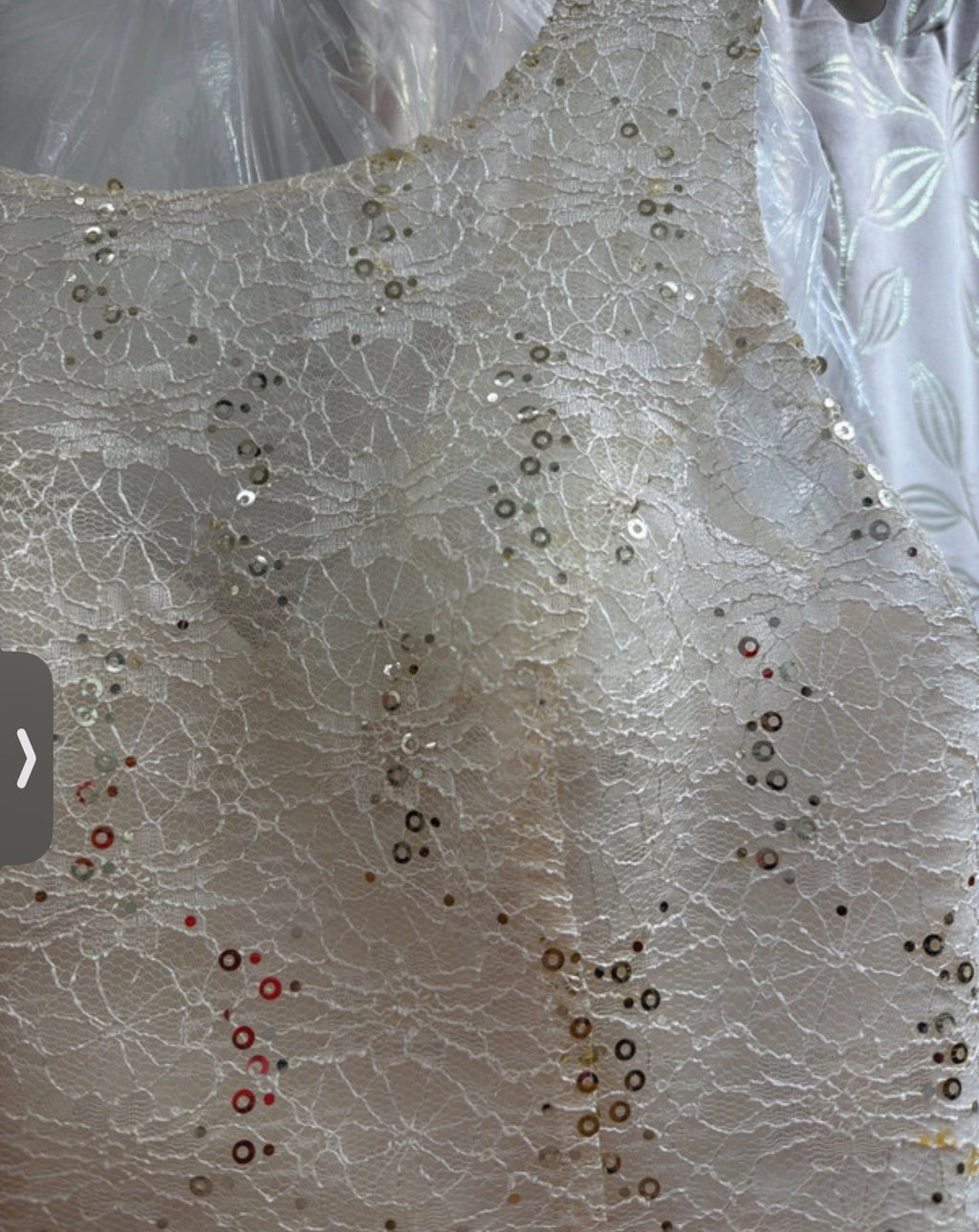 Vestido de ceremonia marfil con encaje y lazo — fotografía del producto