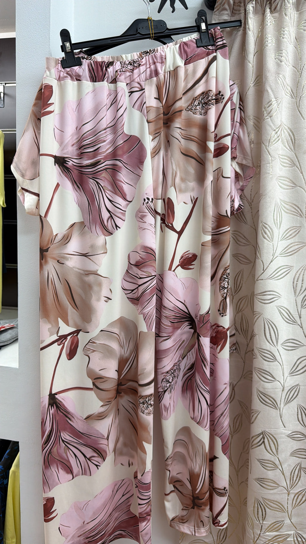 Conjunto floral rosa con top anudado lateral — fotografía del producto