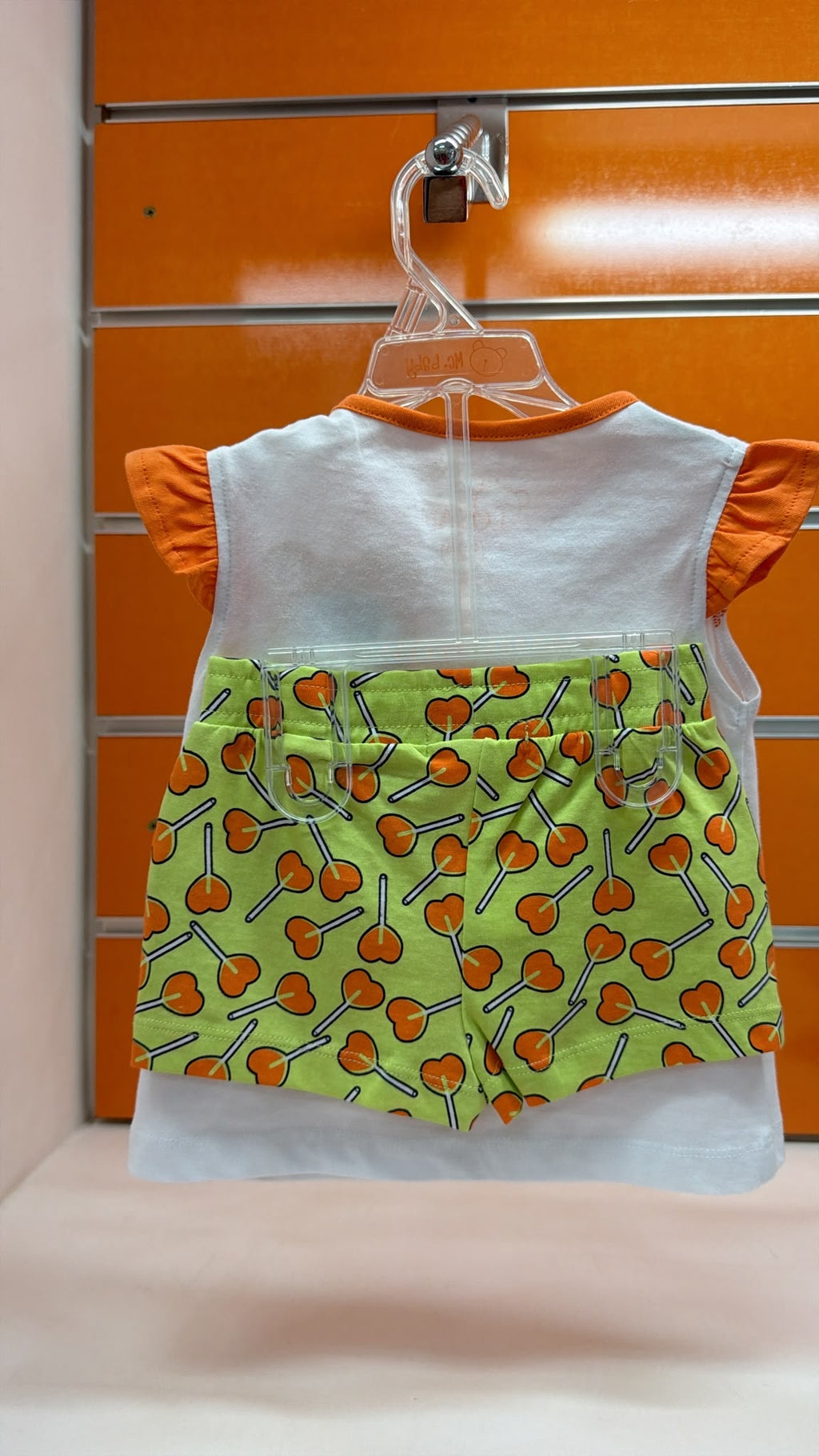 Conjunto bebé Losan camiseta y short corazones — fotografía del producto