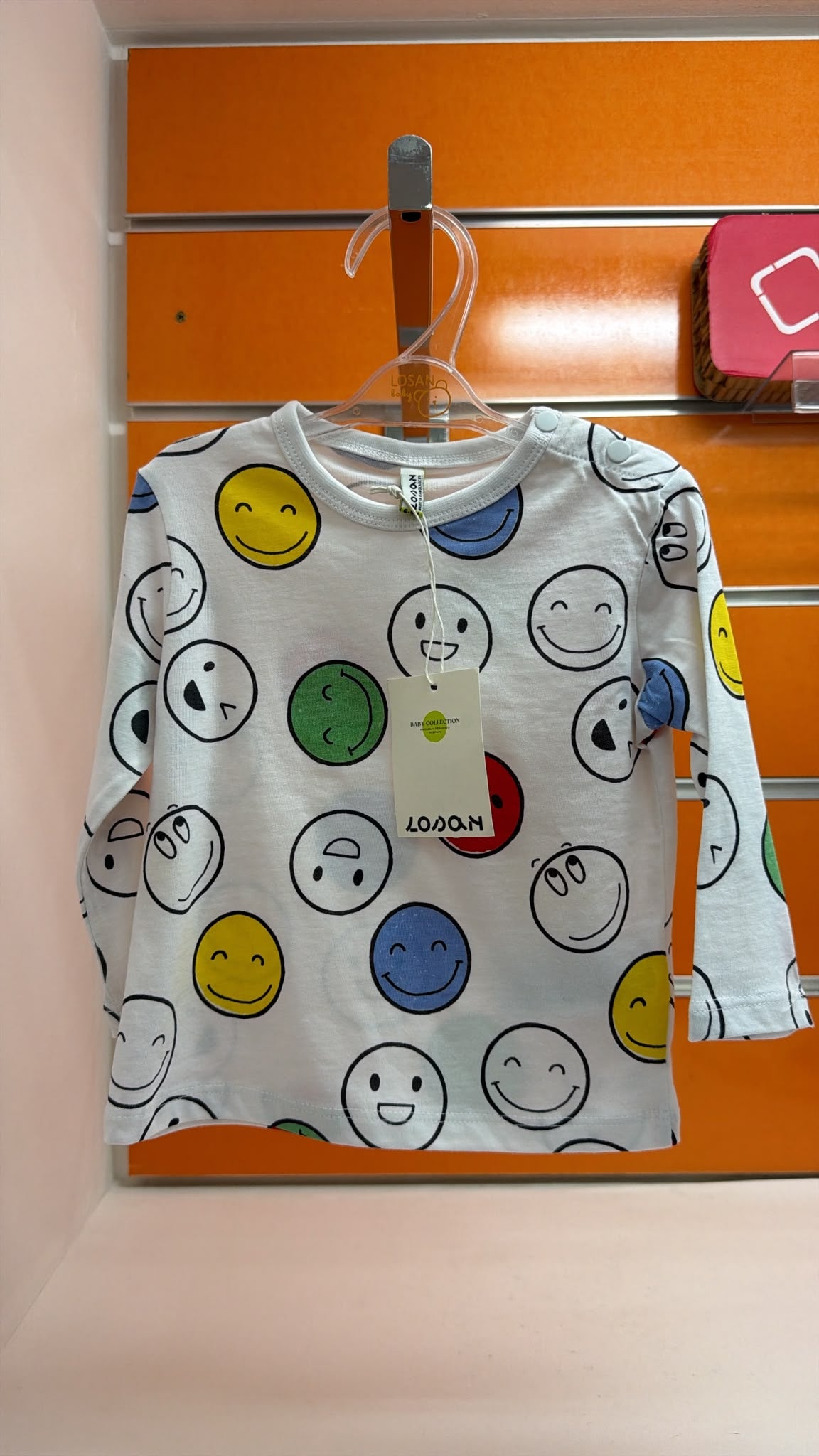 Camiseta bebé Losan blanca con caras sonrientes — fotografía del producto