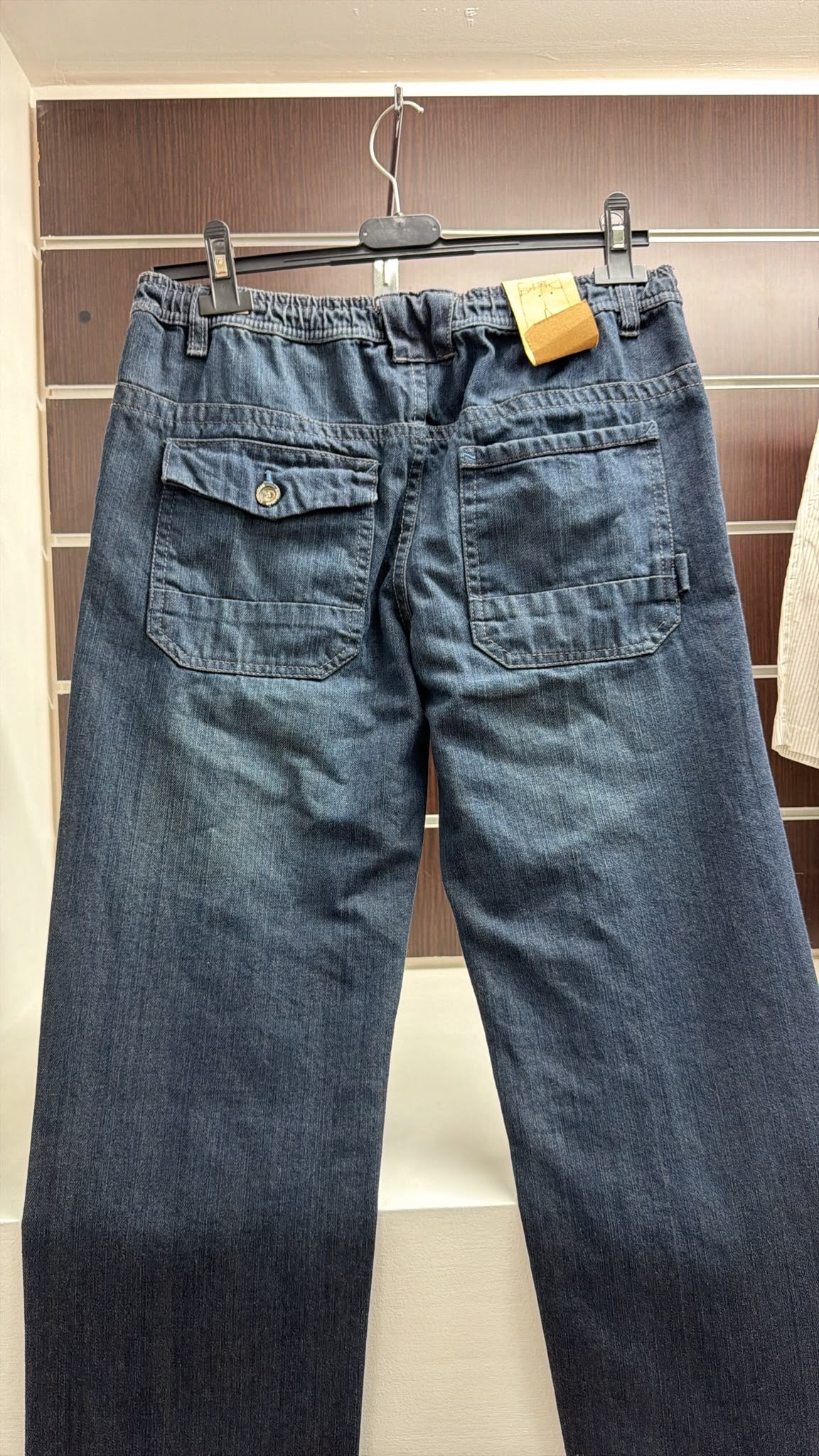 Pantalón vaquero juvenil azul con efecto arrugado — fotografía del producto