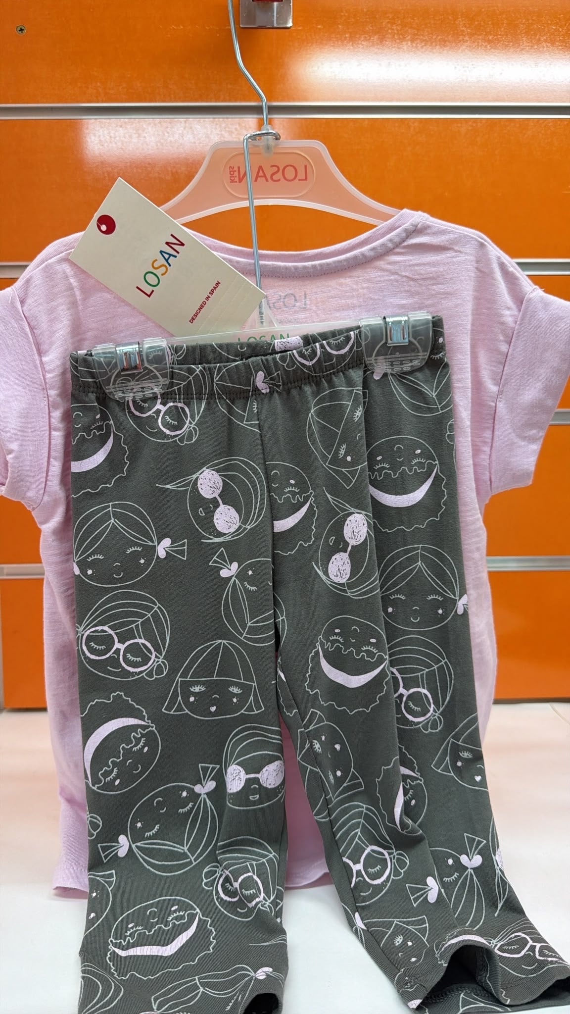 Conjunto niña Losan lila con leggings estampados — fotografía del producto