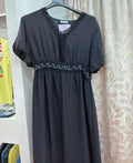 Vestido gris con detalle de encaje y lentejuelas — fotografía del producto