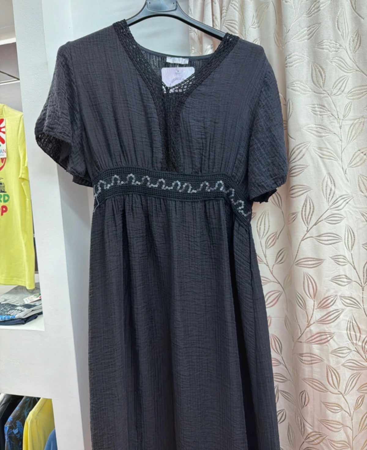 Vestido gris con detalle de encaje y lentejuelas — fotografía del producto