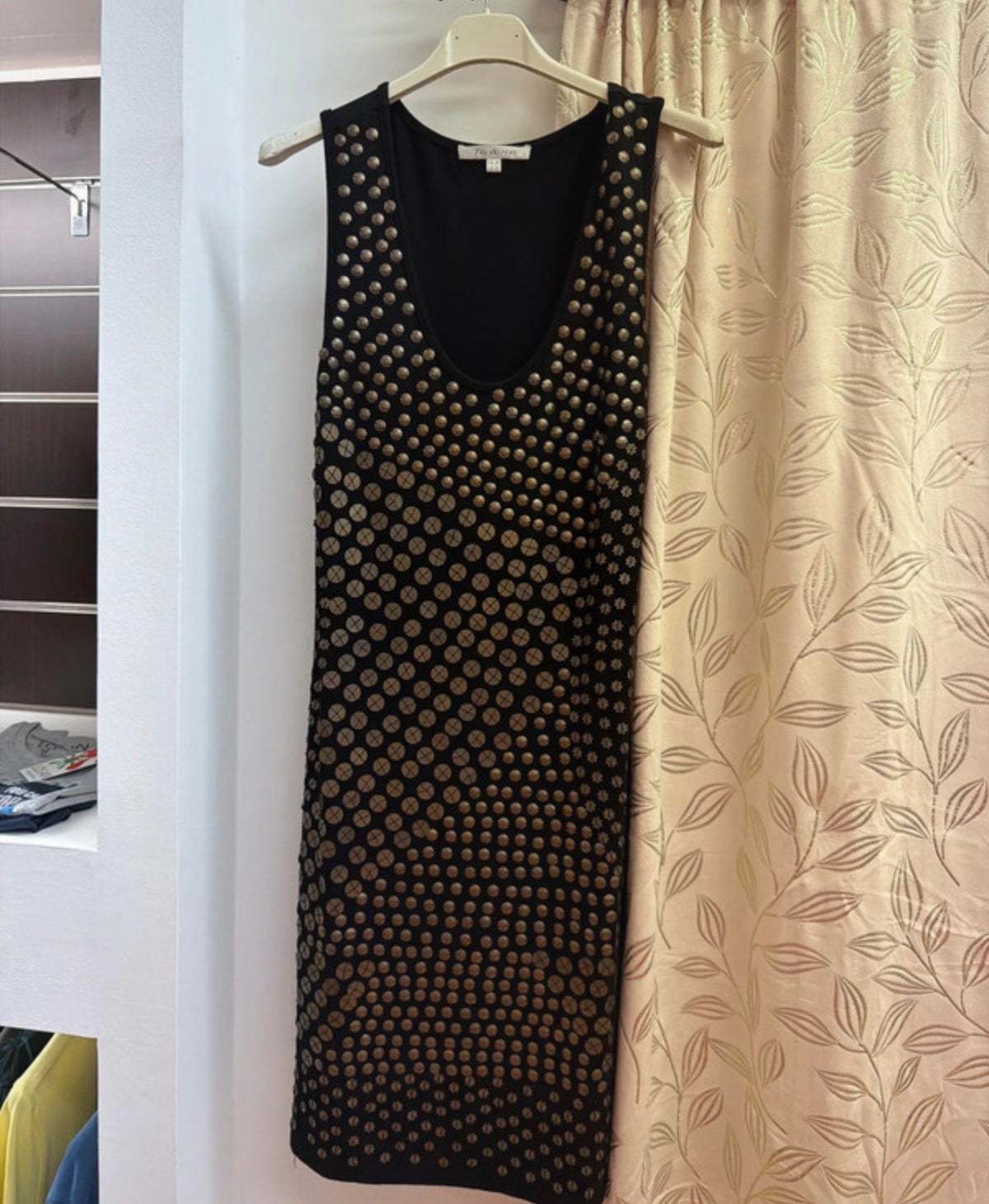 Vestido negro sin mangas con aplicaciones metálicas — fotografía del producto