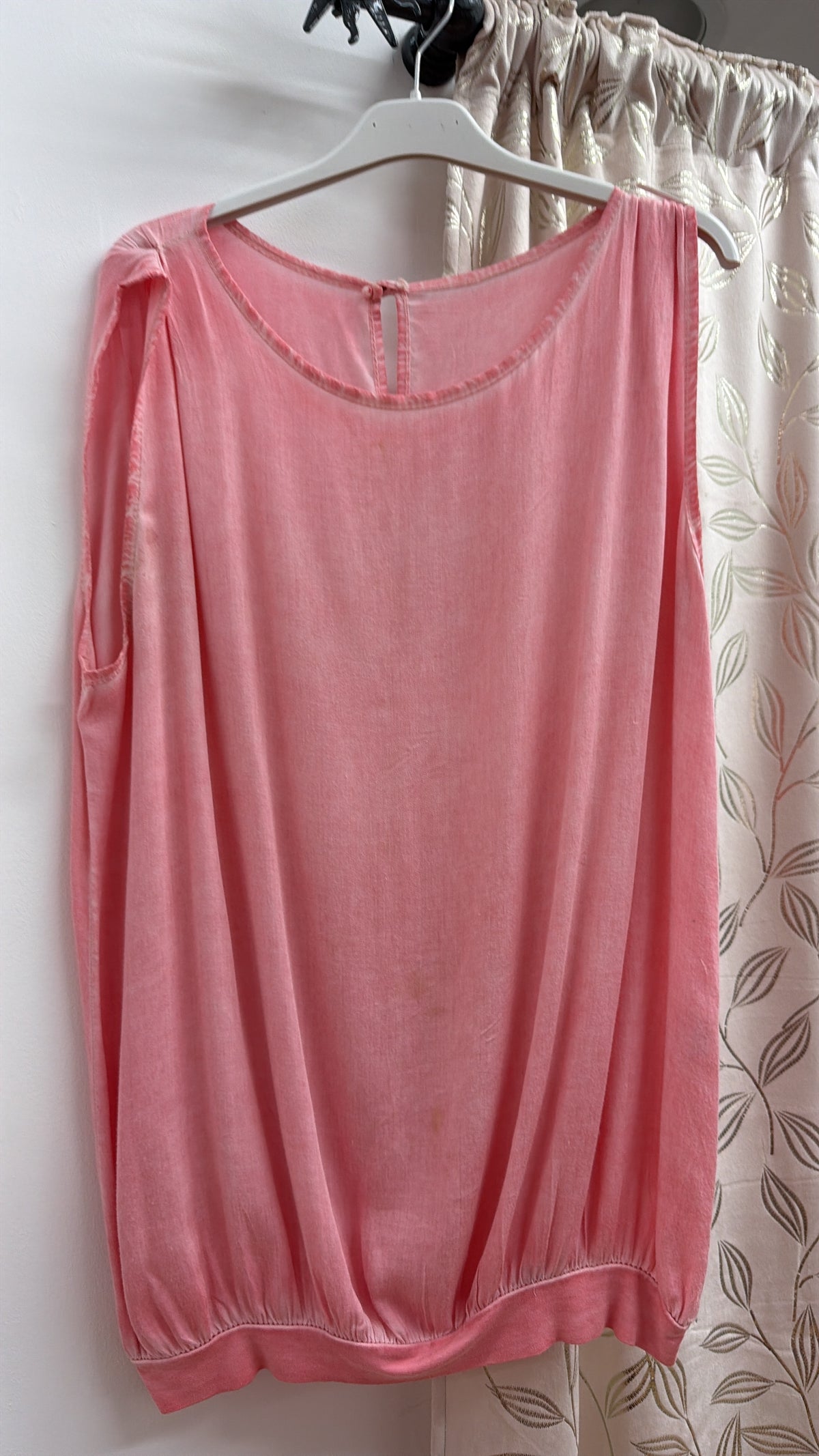 Blusa rosa coral con bajo elástico — fotografía del producto