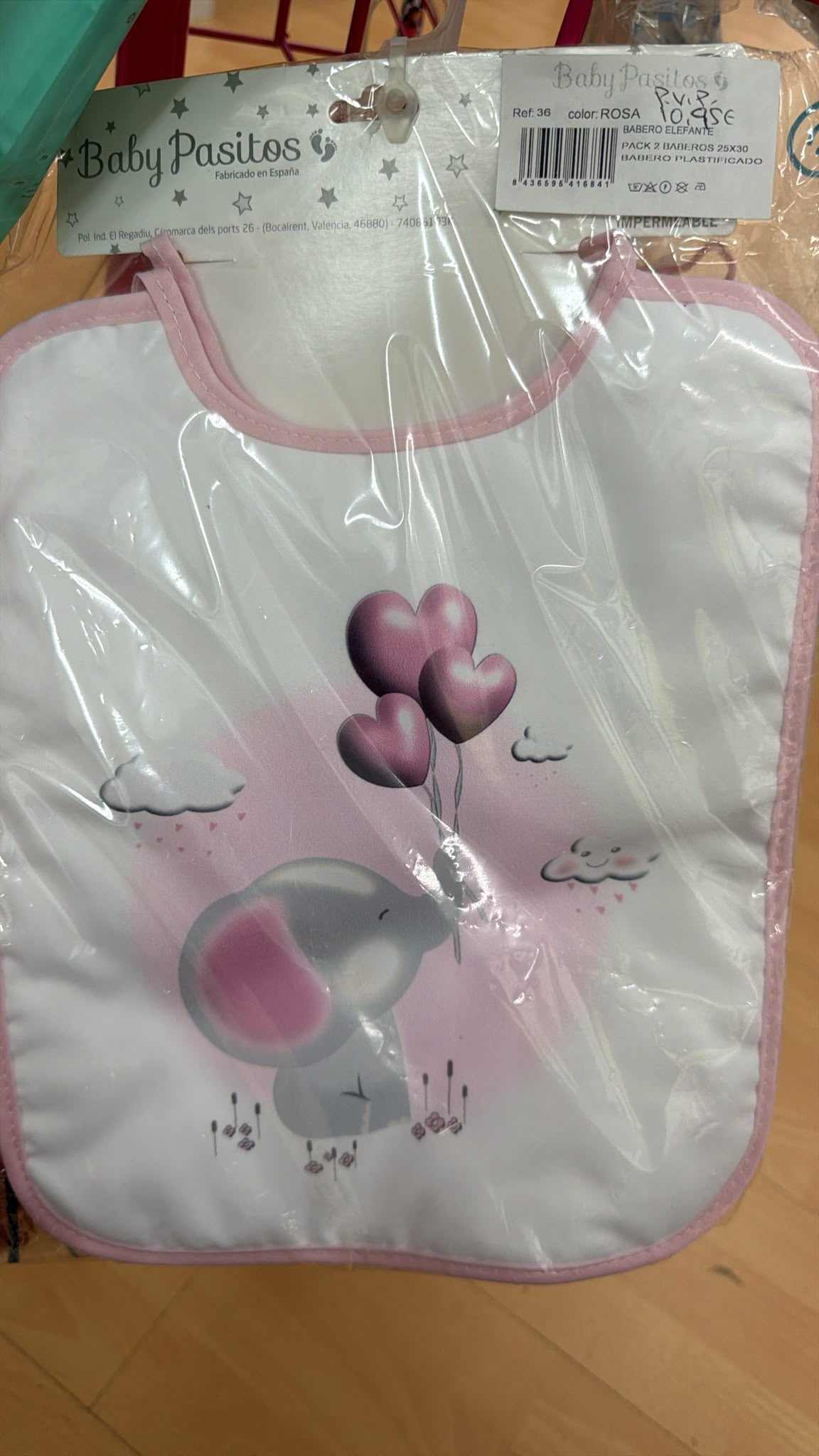 Pack de dos Baberos plastificados impermeables Baby Pasitos – Elefante Rosa — fotografía del producto