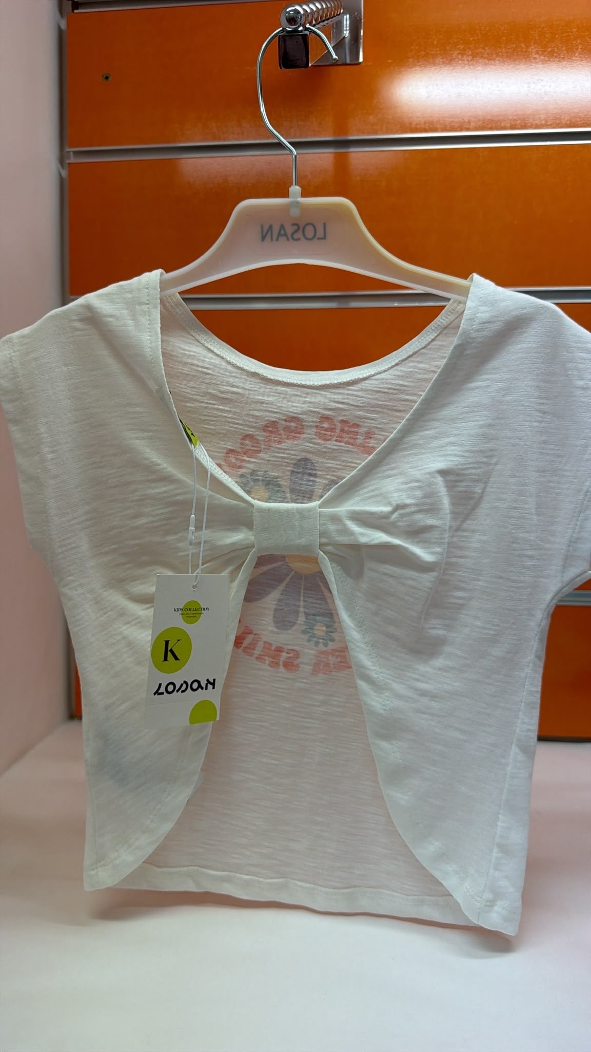 Camiseta niña Losan cruda con flores y lazo trasero — fotografía del producto