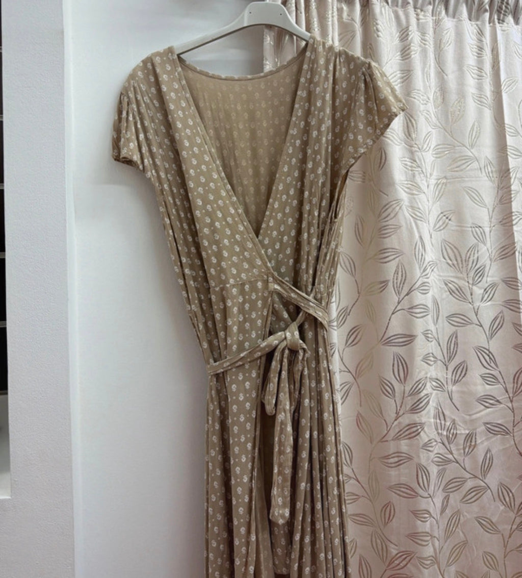 Vestido cruzado beige con cinturón — fotografía del producto