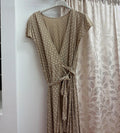 Vestido cruzado beige con cinturón — fotografía del producto