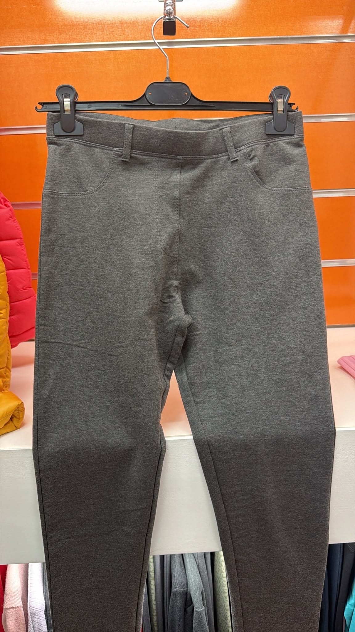 Jeggings grises con bolsillos para niña — fotografía del producto