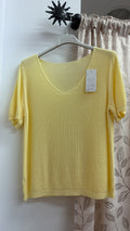 Camiseta de punto amarillo pastel con escote en pico — fotografía del producto