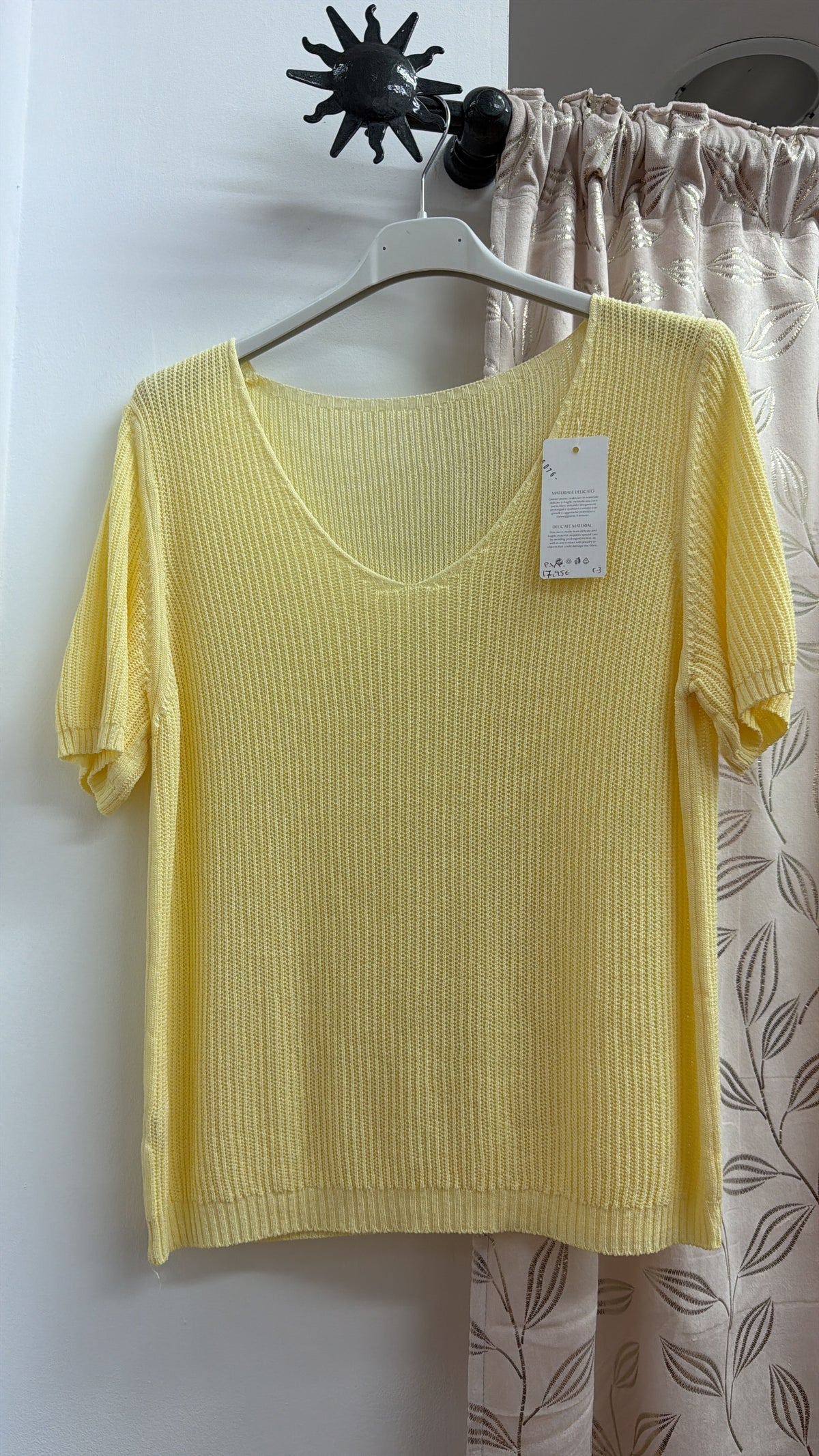 Camiseta de punto amarillo pastel con escote en pico — fotografía del producto