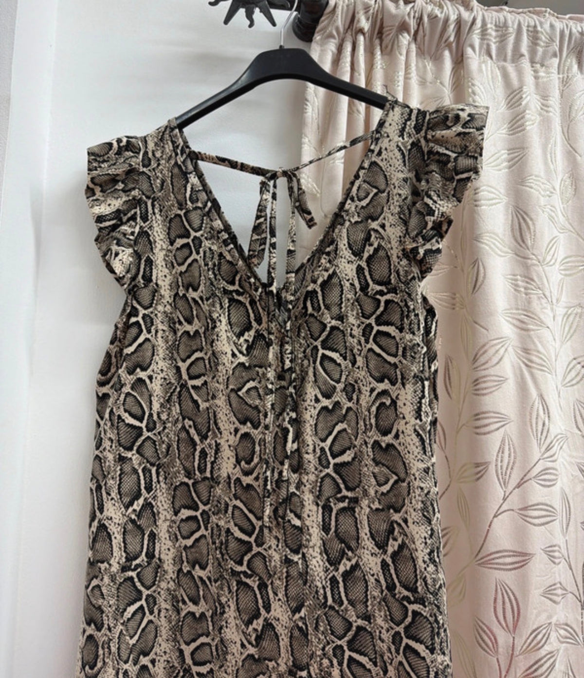Vestido estampado serpiente con volantes en los hombros — fotografía del producto