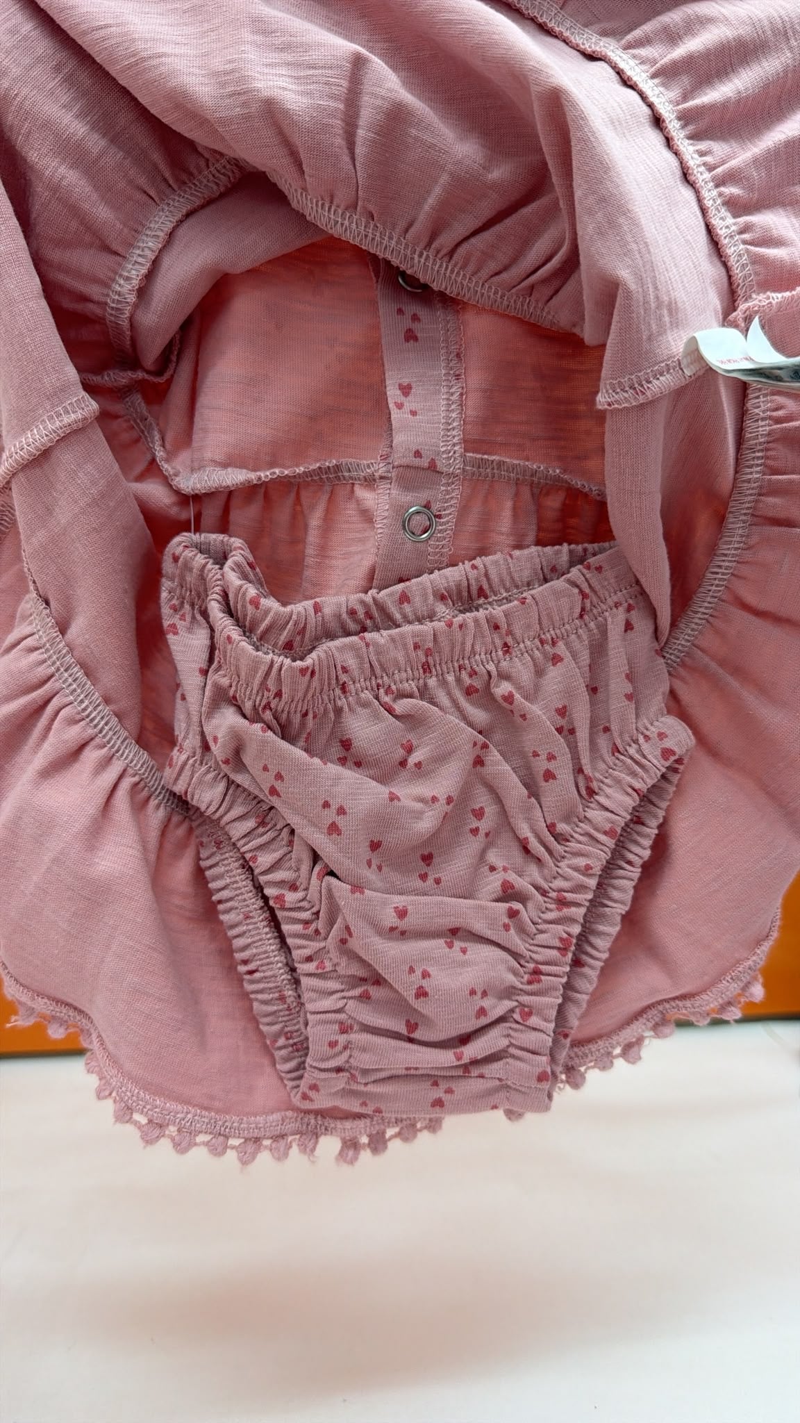 Vestido bebé Losan rosa con corazones — fotografía del producto