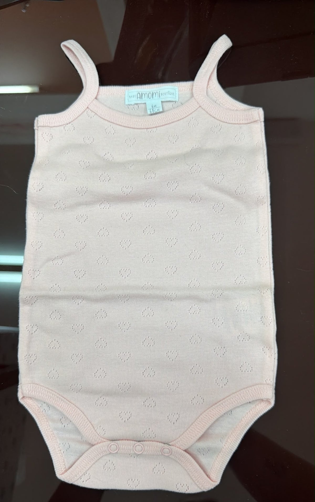 Body bebé rosa calado de tirantes — fotografía del producto