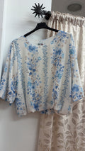 Blusa blanca con estampado floral azul — fotografía del producto