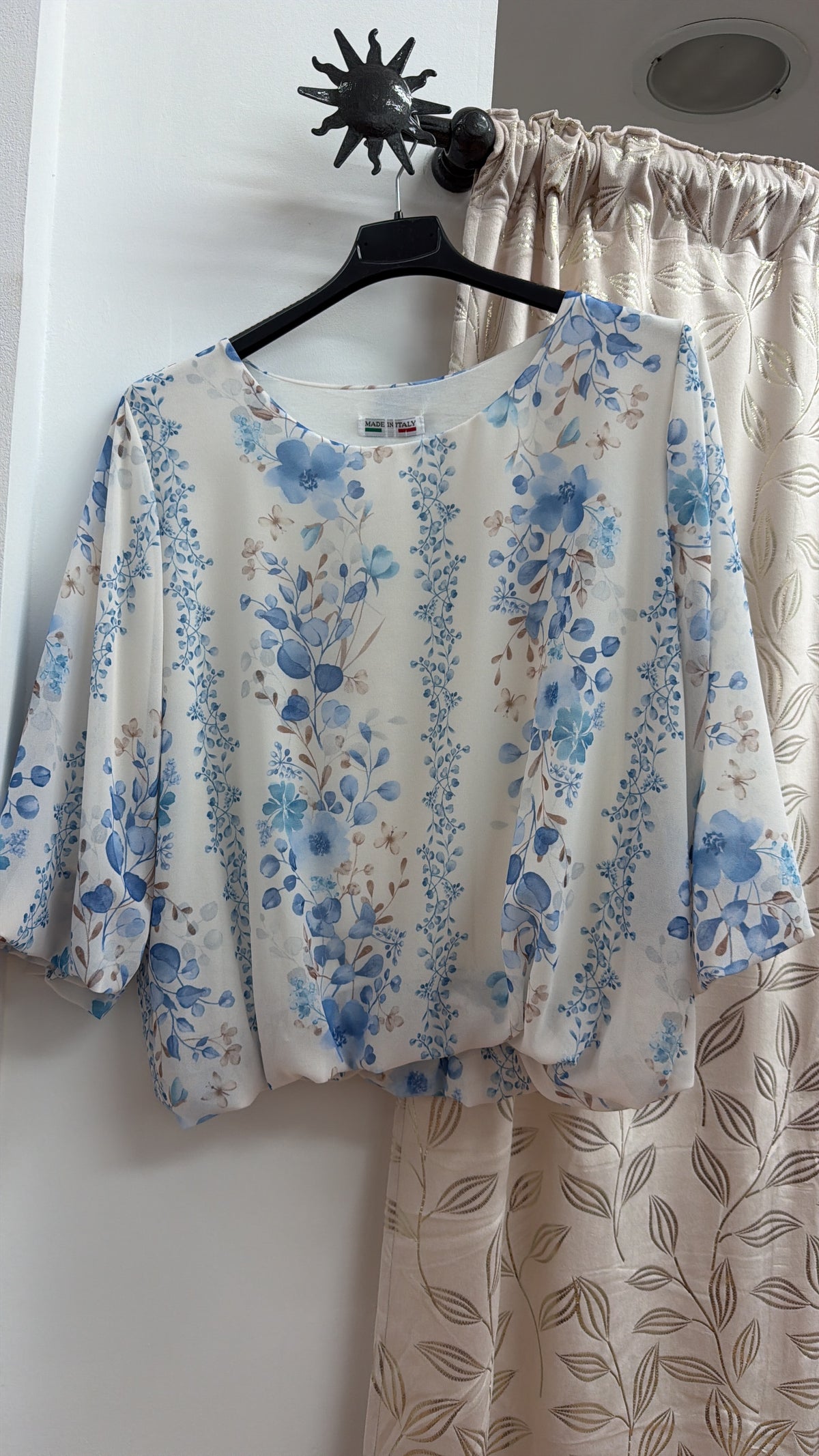 Blusa blanca con estampado floral azul — fotografía del producto