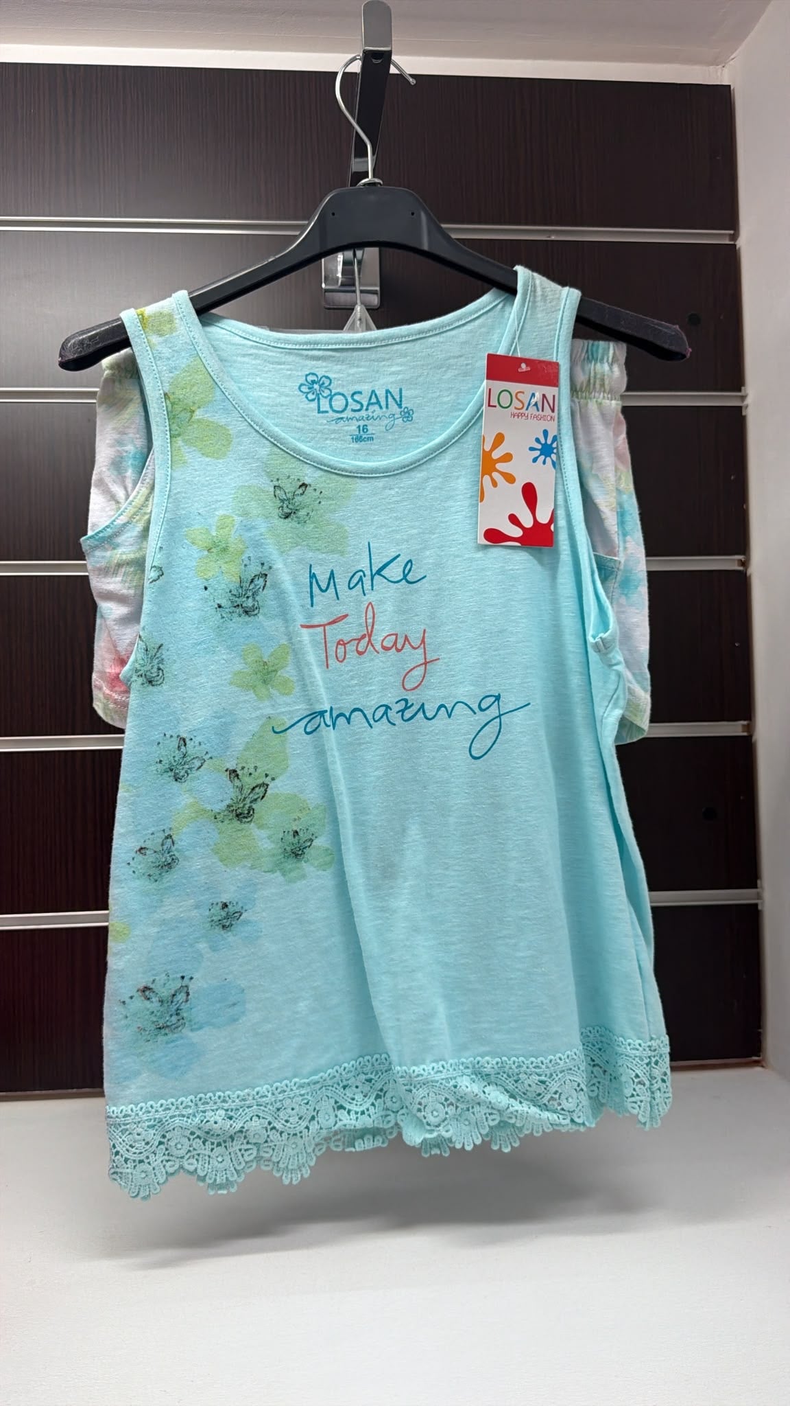 Conjunto Losan camiseta turquesa con encaje y short floral — fotografía del producto