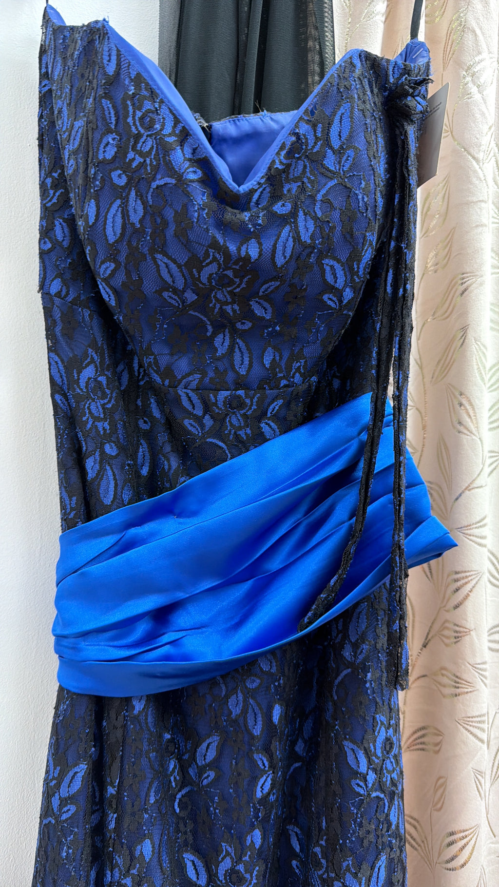 Vestido largo de fiesta azul con encaje y fajín satinado — fotografía del producto